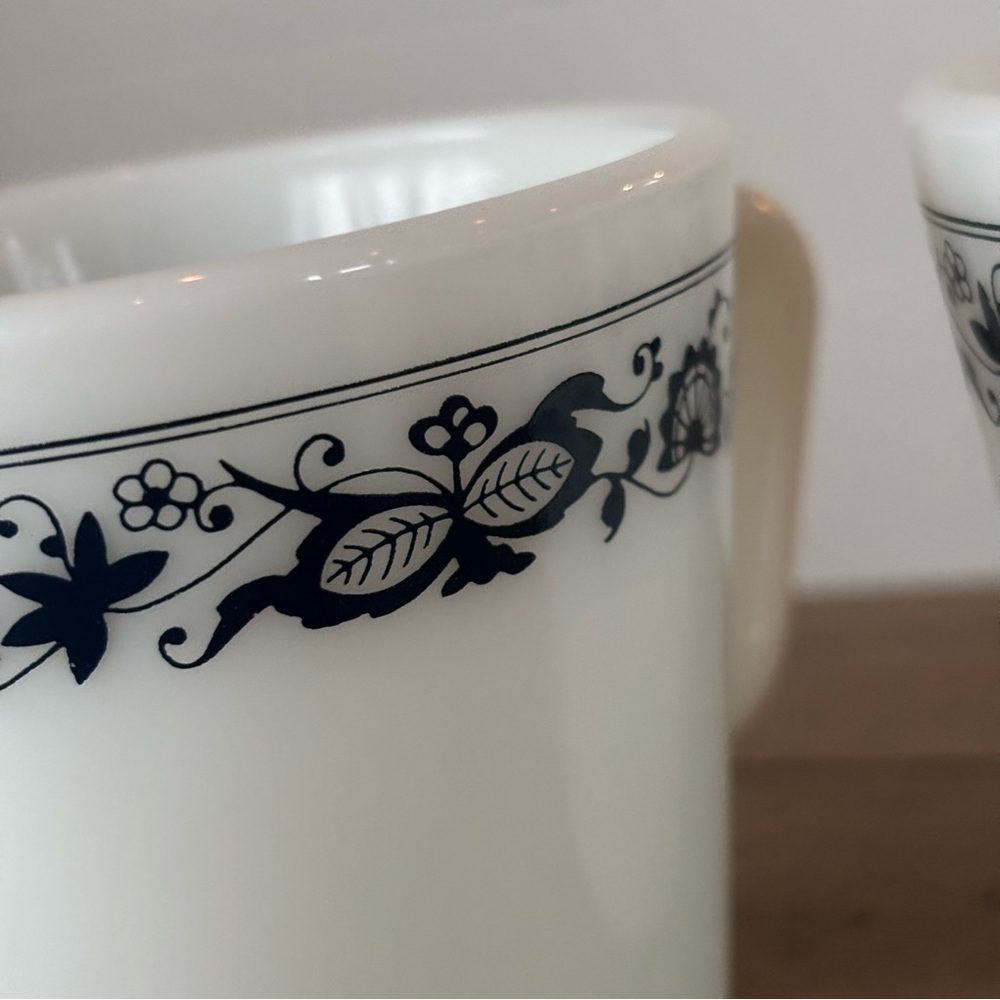 Vintage Pyrex Old Town Blue Onion White Milk Glass Mugs Set of 2 - Picture 9 of 14